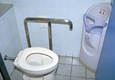 写真：乳幼児用のトイレブースやベビーシートが、男トイレにも設置されている