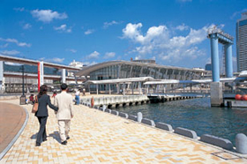 写真：中突堤中央ターミナルは、外国航路の客船が発着する観光名所「メリケン広場」に位置している