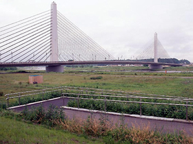 写真：十勝川のシンボルである十勝大橋周辺はユニバーサルデザインの親水空間として整備される