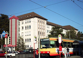 写真：市民講座の建物と路面電車の停留所