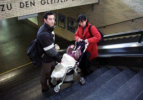 写真：フォルツハイム中央駅の階段。すべての駅にエレベーター・エスカレーターが設置されているわけではない