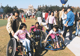写真：障害のあるなしにかかわらず参加できる「スポーツ・フォー・オール国際フェア2001」のイベント