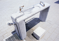 写真：車イスでアクセスできる水飲み台（小笠山総合運動公園）