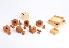 写真：ケルンブロック茶色セット／白木と組み合わせてパターン遊びなどができる。ケルンブロックも30mm基尺なので、WAKU-BLOCKと組み合わせて遊べる