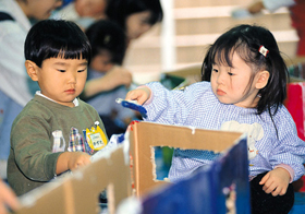 写真：和久氏が主宰している造形教室「コピカ」（2･3歳児クラス）