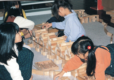 写真：錦帯橋をつくっている子どもたち。製作過程でも、いろいろな発見があったという