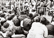 写真：22年前、養護学校の義務化に反対して、文部省の前に座り込む人々がいた