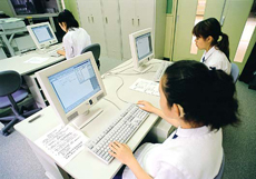 写真：害児学校ではコンピュータ教育に力が注がれている（東京都立立川ろう学校）