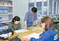 写真：木彫工房では少人数制できめ細かな事業が行われている（静岡文化芸術大学）