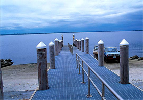 写真：固定式なので安定した状態で乗船できる、スロープ状の桟橋（ロードアイランド州立コルト公園）