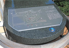 案内板には触知地図が描かれている青色のボタンを押すと音声案内が流れる