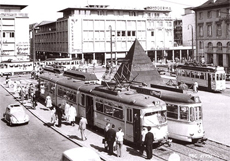 中央広場（Marktplatz）；2002年　戦争で破壊されたために建物は新しくなっているが、広場、石畳、トラム、ピラミッド、市場など基本的な機能は変わっていない。この広場にも線路に平行して道路が走っていた時代があるが、現在はメインストリート同様、トラム・Sバーンと歩行者のトランジットモールになっている