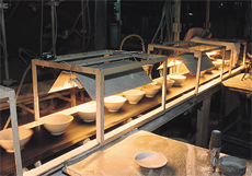 「GL21」は美濃焼の産地である岐阜県東濃地区（多治見市、土岐市、瑞浪市など）の原料や食器製造、流通に関わる企業と試験研究機関とのコラボレーションにより、1997年に結成された。参加企業のほとんどは従業員数200人以下ということもあり、地場産業の活性化の面でも「GL21」の貢献度は高い