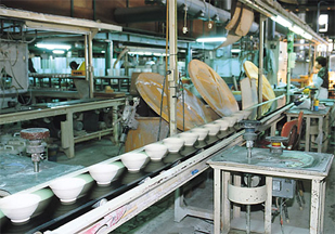 「GL21」のメンバー企業、市原製陶株式会社（金津洋一社長）の工場内部