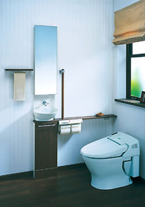 「サティスシャワートイレ」これまでの大便器の多くにセットされていたロータンクと呼ばれる手洗い用のタンク部をなくし、トイレ内の動作スペースを35%も広げることに成功。これにより手すりの設置や介助の際のスペースアップにもつながった（INAX）