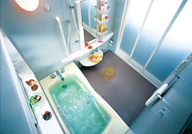 「ビバーチェ・i-bath（あいばす）」段差は3mm以下、片手でワンタッチ操作のスイッチシャワー、ラクな姿勢で身体が洗える洗面器台、姿勢保持や浴槽への出入りをサポートする各種握りバー、身体状況に応じて選べる各種ドアなど、随所にバリアフリー設計がみられる（INAX）