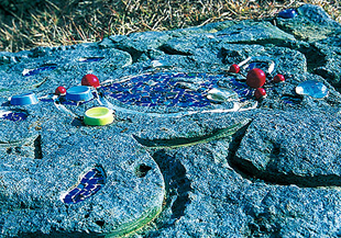 自然石やモザイクタイルなどを組み合わせた遊び心のあふれる触地図