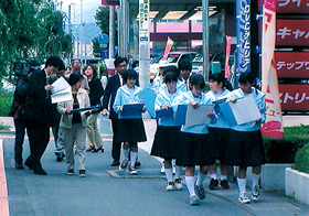 地元の中学生が授業の一環として道路のバリアをチェック