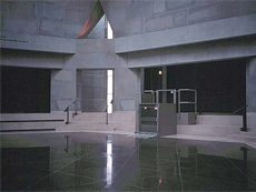 追憶ホール（ホロコースト・ミュージアム、ワシントンDC）このリフトは竣工後に設置された。空間を遮り、使用時の音で利用者への視線を集めてしまう。機能的だが、障害を顕著に見せるためUDではない。