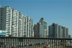 ソウル漢江（はんがん）沿岸に立ち並ぶ高級マンション　工業社会は豊かなミドルクラス層を生み出すとともに地価の高騰や住宅難といった問題をもたらした