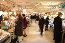 一階ショッピングモール　日常の買い物に便利な生鮮売り場やセンスのあるショップが並ぶ。