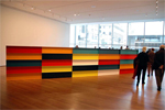 現代アートの展示空間　ドナルド  ･ジャッドの大作をさまざまな角度から鑑賞できる。