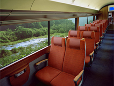 外側に5度振られた座席で、4mの連続窓からパノラマを楽しむ　photo：小田急電鉄