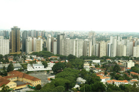 クリチバ市の景観　高層ビルと住宅のゾーニングがはっきりと分かれている。