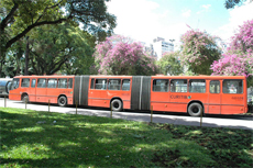 急行バス　幹線を3連結で走る主力バス。
